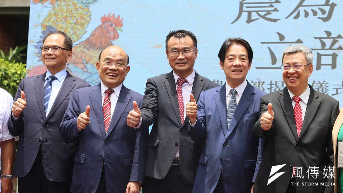 民進黨蔡政府的農業政策就是大撒幣。圖為副總統賴清德(右二)、行政院長陳建仁(右一)、 農業部長陳吉仲(中)出席「農業部揭牌儀式暨部長布達典禮」。(柯承惠攝) 民進黨蔡政府的農業政策就是大撒幣。圖為副總統賴清德(右二)、行政院長陳建仁(右一)、 農業部長陳吉仲(中)出席「農業部揭牌儀式暨部長布達典禮」。(柯承惠攝)