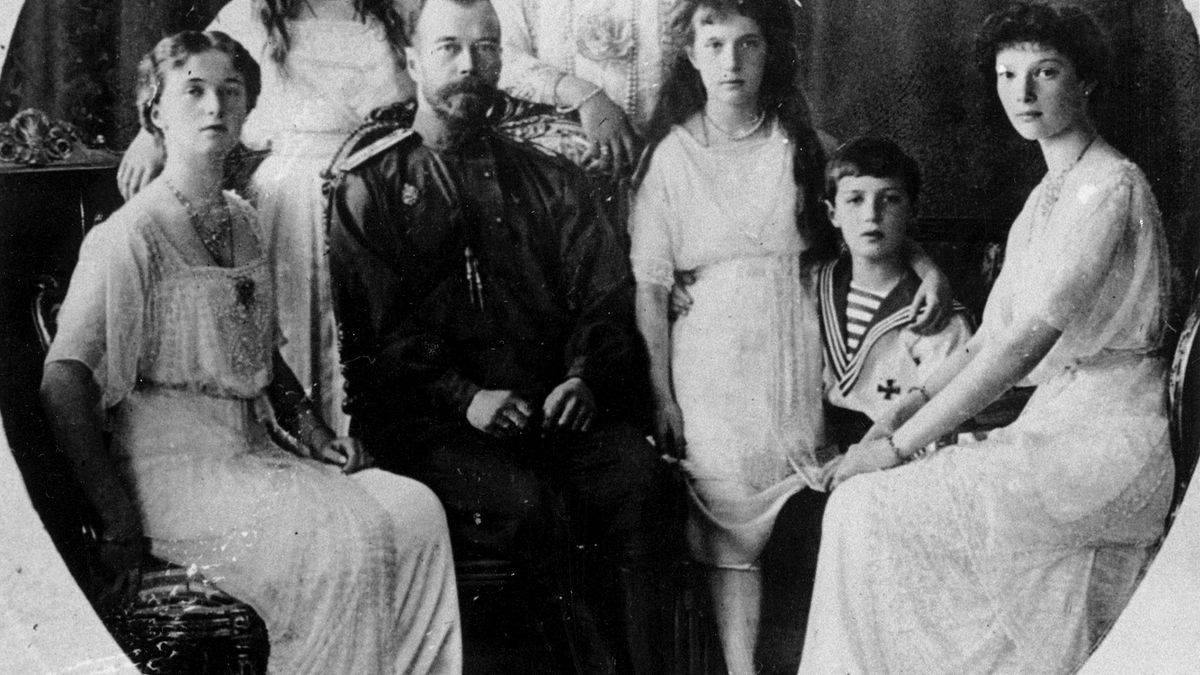 末代沙皇尼古拉二世(Nicholas II,圖左二)全家福。(美聯社) 末代沙皇尼古拉二世(Nicholas II,圖左二)全家福。(美聯社)
