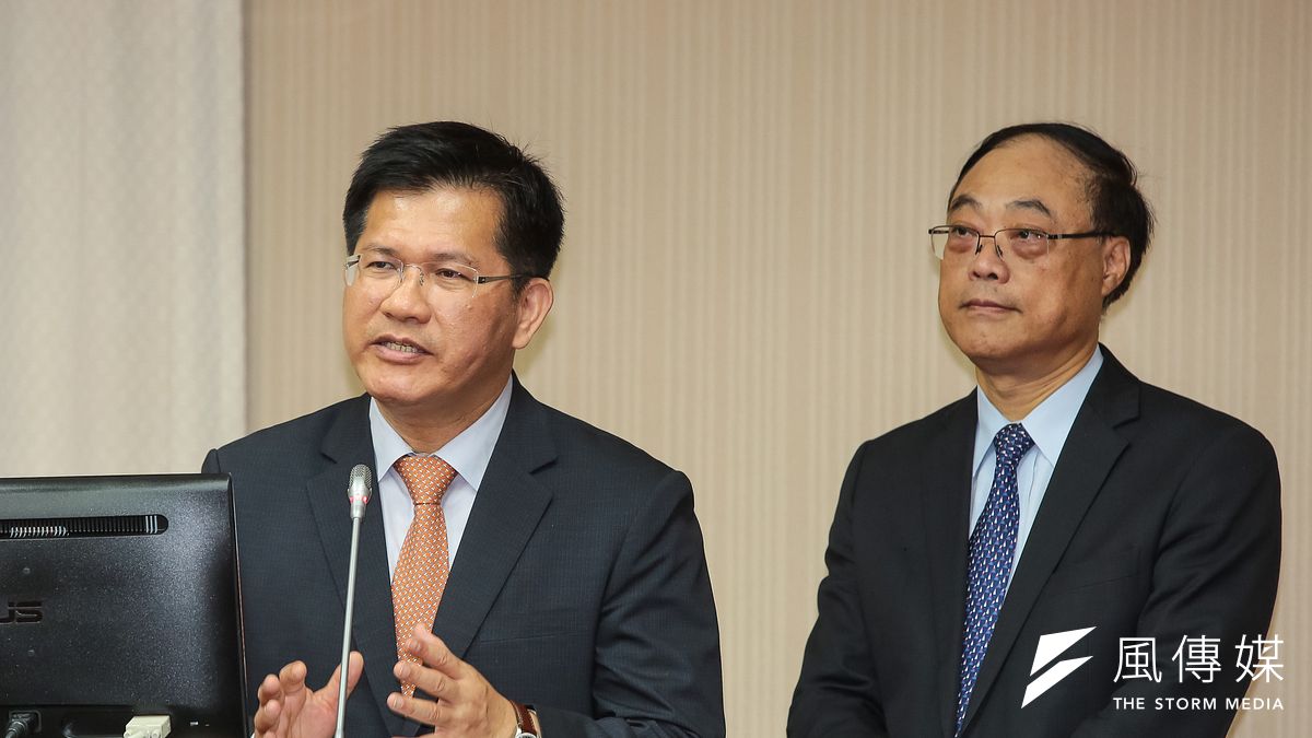 交通部長林佳龍(左)、觀光局長周永暉(右)6日於立法院交通委員會備詢,針對「暖冬旅遊觀光」進行專案報告。(顏麟宇攝) 交通部長林佳龍(左)、觀光局長周永暉(右)6日於立法院交通委員會備詢,針對「暖冬旅遊觀光」進行專案報告。(顏麟宇攝)