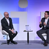 IBM 與鴻海科技集團亞灣超算在新加坡舉行的 IBM 年度Think大會上,宣布合作發展AI平台,共同加速亞太區企業AI落地(左為 IBM 亞太區總經理 Hans Dekkers;右為鴻海科技集團AI及量子運算負責人趙元瀚)。(IBM提供) IBM 與鴻海科技集團亞灣超算在新加坡舉行的 IBM 年度Think大會上,宣布合作發展AI平台,共同加速亞太區企業AI落地(左為 IBM 亞太區總經理 Hans Dekkers;右為鴻海科技集團AI及量子運算負責人趙元瀚)。(IBM提供)