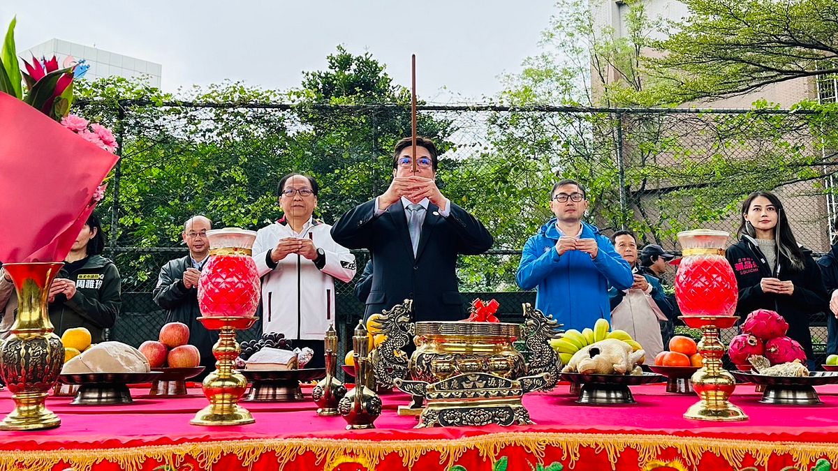 劉和然副市長代理市長率領新北捷運局與施工團隊共同祈福祝禱。(圖/ 新北市政府捷運工程局) 劉和然副市長代理市長率領新北捷運局與施工團隊共同祈福祝禱。(圖/ 新北市政府捷運工程局)