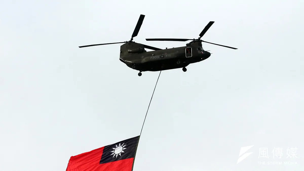 國慶彩排,CH-47SD直升機吊掛國旗通過北市上空。(蘇仲泓攝) 國慶彩排,CH-47SD直升機吊掛國旗通過北市上空。(蘇仲泓攝)