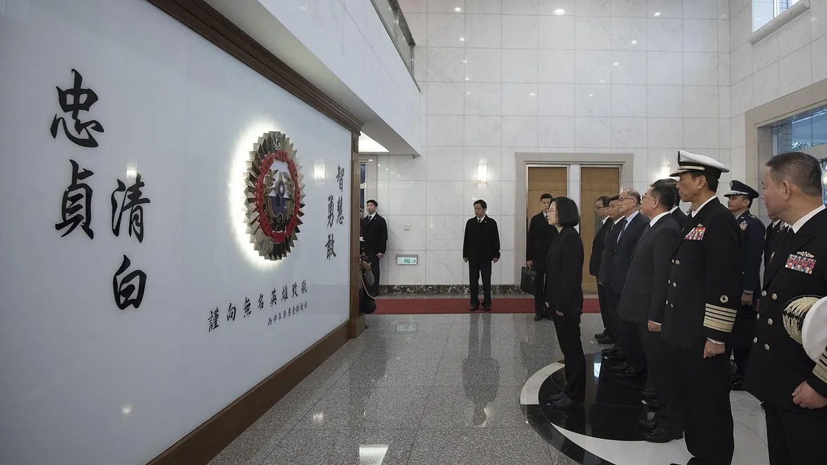 作者指出,防弊重點不在於團體協作,單線領導必須存在,不只是涉及國安的情治工作,治安的犯罪偵察,乃至恐怖組織都得依循,不可能廢除。圖為總統蔡英文視察軍情局。(取自蔡英文臉書)