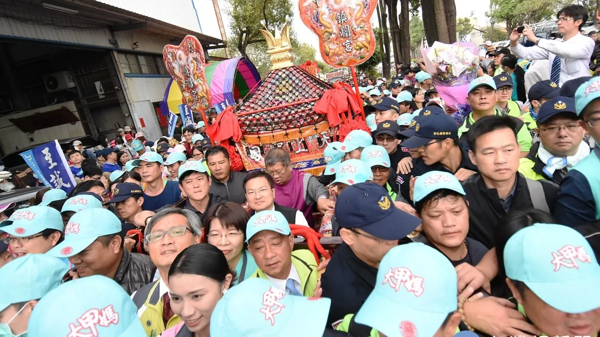 大甲媽祖遶境彰化 民眾爭相躦轎底祈求平安