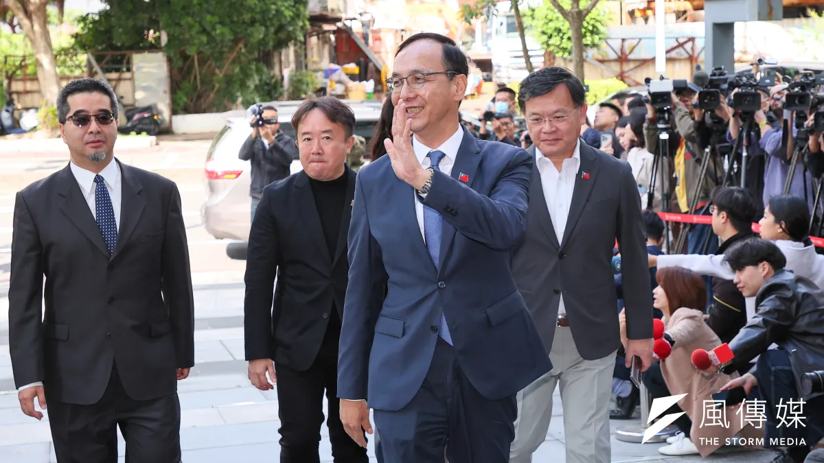 國民黨主席朱立倫(右二)在藍白協商刻意用「誤差範圍內」取代3%。(顏麟宇攝)