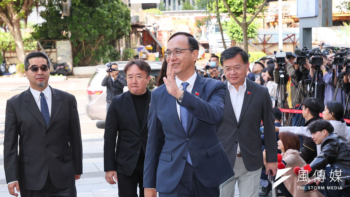 國民黨主席朱立倫(右二)在藍白協商刻意用「誤差範圍內」取代3%。(顏麟宇攝) 國民黨主席朱立倫(右二)在藍白協商刻意用「誤差範圍內」取代3%。(顏麟宇攝)