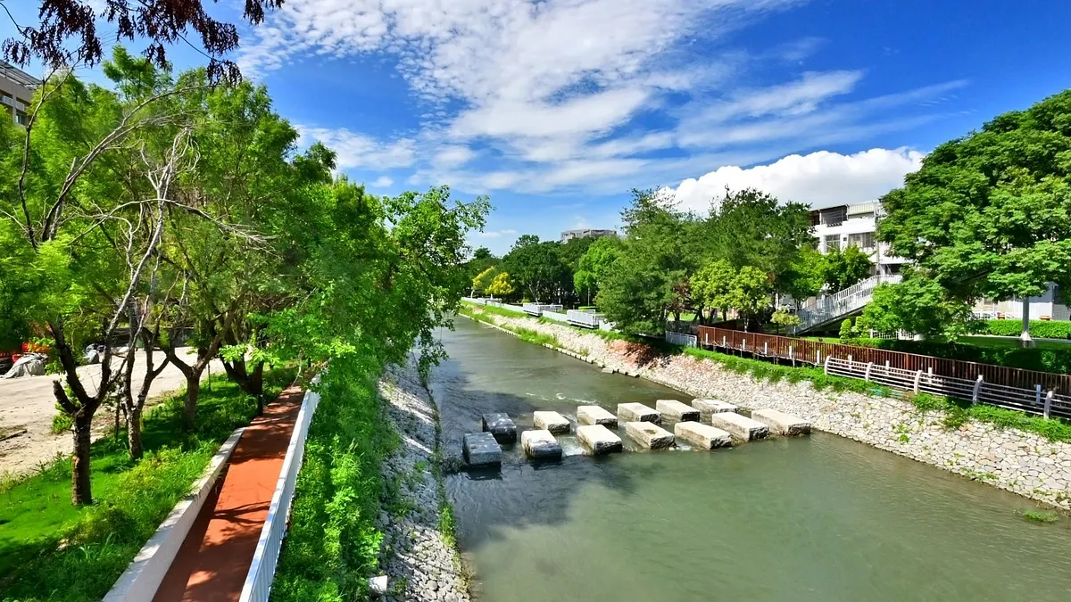 第27屆國家建築金質獎頒獎,中市「軟埤仔溪水環境改善工程」獲全國首獎-軟埤仔溪二區污水截流改善且左岸新增人行步道供民眾休憩。(圖/台中市政府) 第27屆國家建築金質獎頒獎,中市「軟埤仔溪水環境改善工程」獲全國首獎-軟埤仔溪二區污水截流改善且左岸新增人行步道供民眾休憩。(圖/台中市政府)