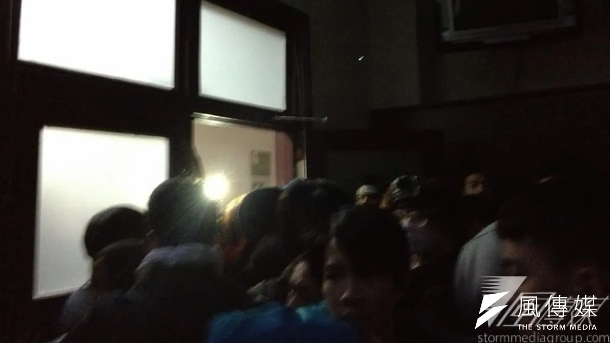 繼學生衝進行政院之後,原住民青年團在晚間10:05攻佔監察院。圖為學生在行政院的行動。(姚惠珍攝)