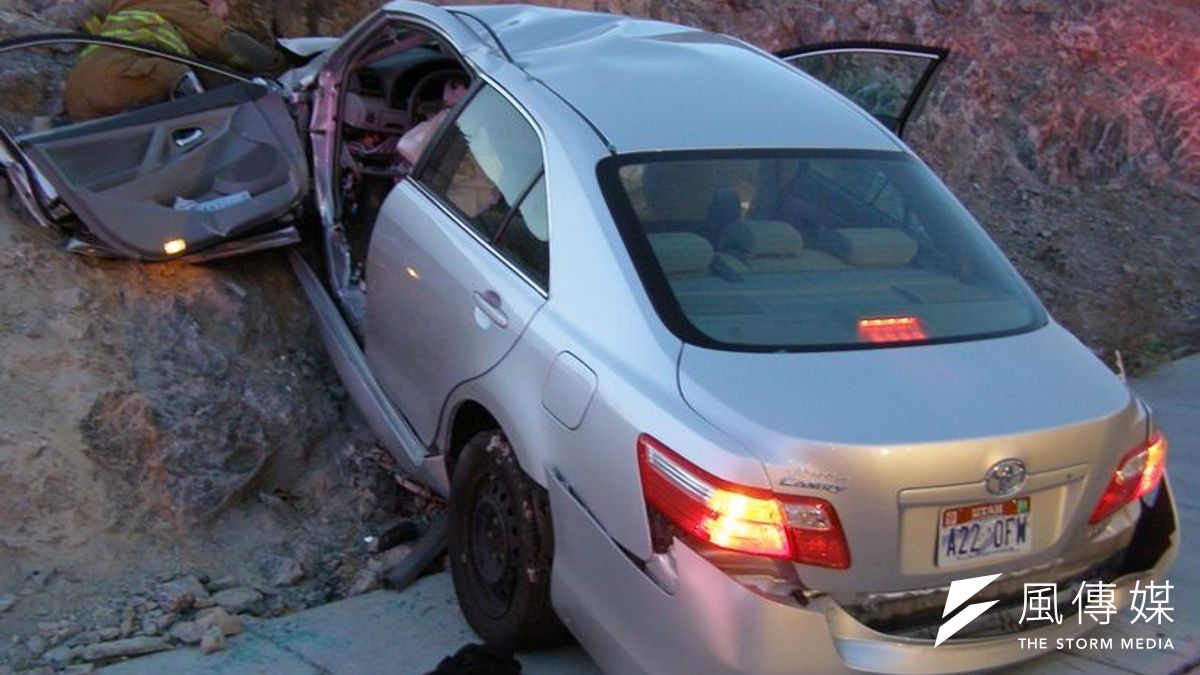 2010年11月5日,一輛豐田Camry在美國猶他州發生嚴重車禍,2死2傷,專家懷疑是油門暴衝肇禍。(美聯社) 2010年11月5日,一輛豐田Camry在美國猶他州發生嚴重車禍,2死2傷,專家懷疑是油門暴衝肇禍。(美聯社)