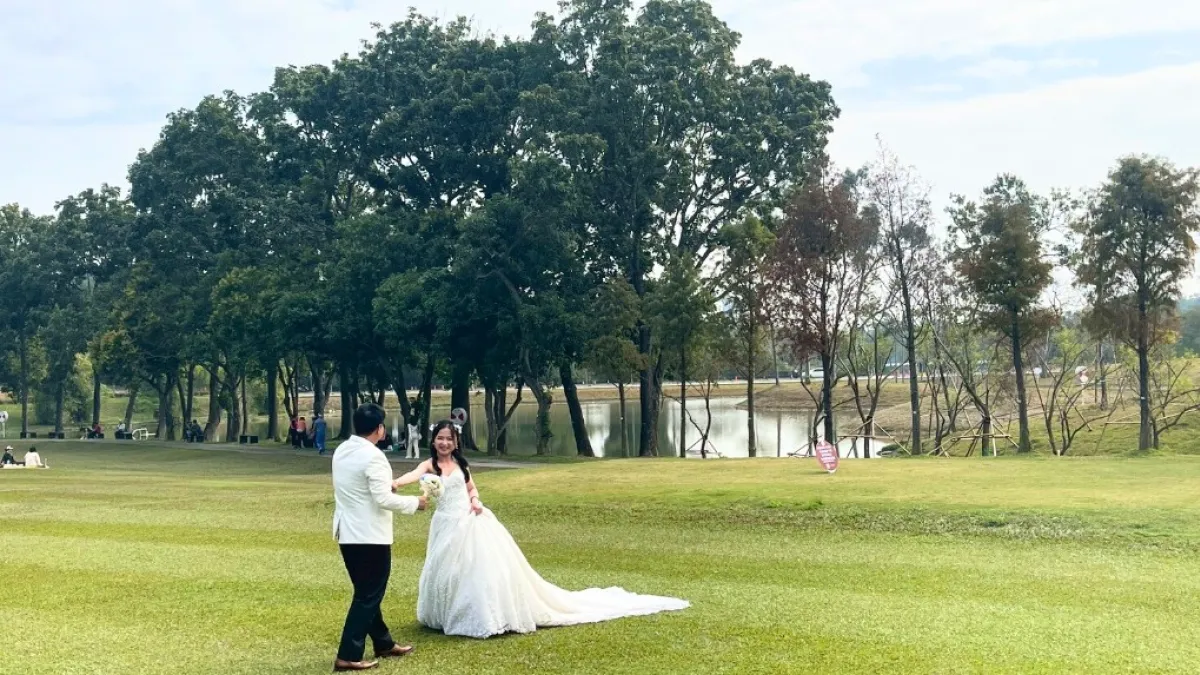 高雄果嶺自然公園近期已成為準新人拍攝婚紗的熱門場域。(圖/高雄市工務局提供)
