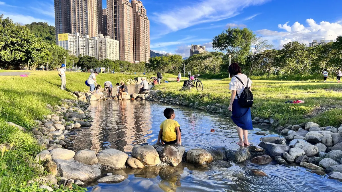 新店親情人工溪流免費開放,捷運出站步行就到了。(圖/新北市水利局提供)