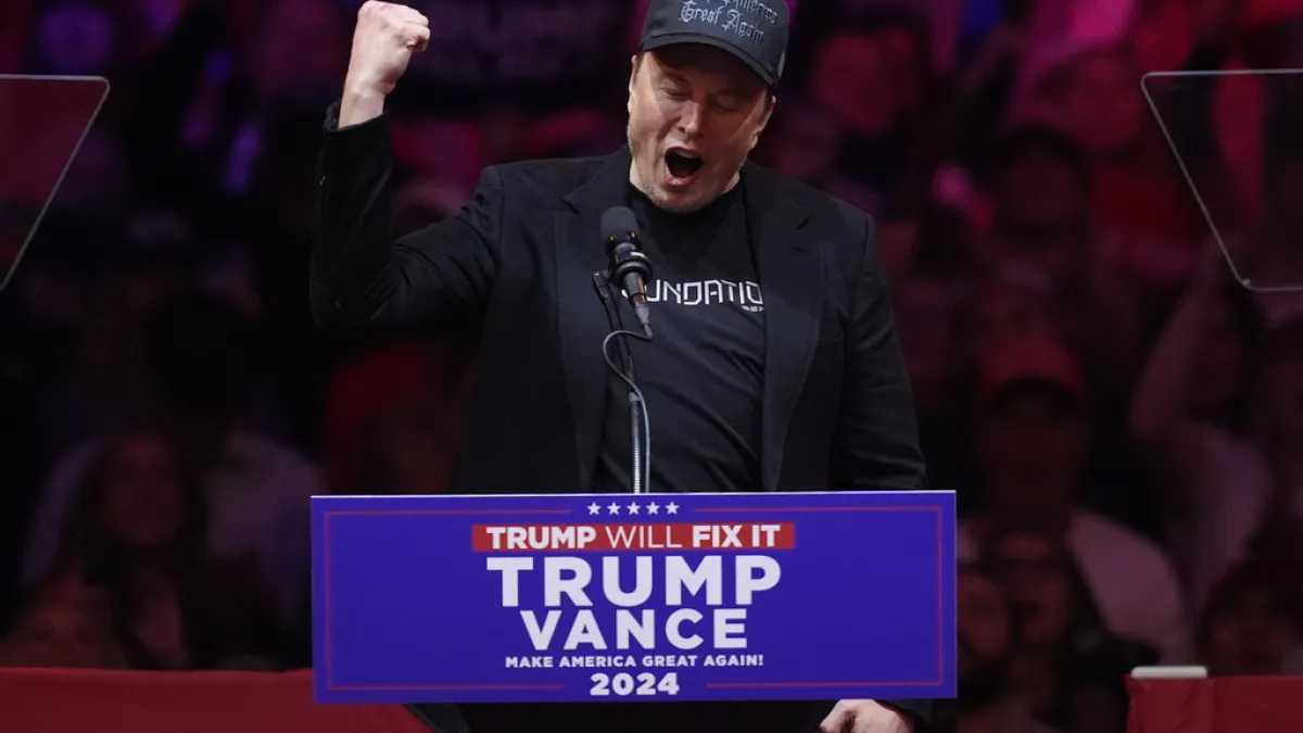 2024年10月27日。馬斯克(Elon Musk)在川普(Donald Trump)於紐約麥迪遜廣場花園舉行的造勢活動場上。(AP)