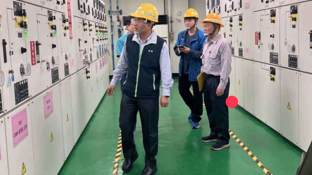 台電鳳山區處長黃明舜帶隊,進行高壓用戶設備點檢,並向其電氣負責人員加強用電安全宣導,提醒落實自有設備定期檢查與維護,降低設備異常風險。(圖/台電提供)