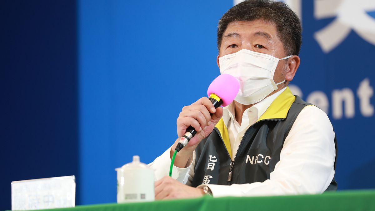 中央流行疫情指揮中心指揮官陳時中15日表示,近期正研擬將口罩管制政策鬆綁,走向更開放的管理方式,讓剩餘的口罩可以外銷或寄送海外。(資料照,中央流行疫情指揮中心提供) 中央流行疫情指揮中心指揮官陳時中15日表示,近期正研擬將口罩管制政策鬆綁,走向更開放的管理方式,讓剩餘的口罩可以外銷或寄送海外。(資料照,中央流行疫情指揮中心提供)