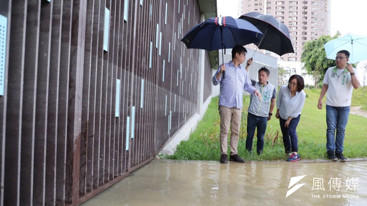 民進黨高雄市長候選人陳其邁(左起)與市議員何權峰、康裕成、黃文益前往十全滯洪池,了解相關運作情形,他表示,因應最近幾年的極端氣候,如何將高雄打造成一個韌性城市,以降低淹水的頻率,是相當重要的課題。(圖/徐炳文攝) 民進黨高雄市長候選人陳其邁(左起)與市議員何權峰、康裕成、黃文益前往十全滯洪池,了解相關運作情形,他表示,因應最近幾年的極端氣候,如何將高雄打造成一個韌性城市,以降低淹水的頻率,是相當重要的課題。(圖/徐炳文攝)