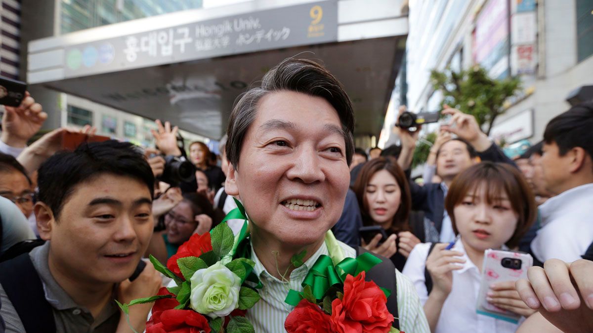 過去10年安哲秀(中)的政治路走得進退失據,兩年後的南韓總統大選,他會受到命運之神的眷顧嗎?(美聯社) 過去10年安哲秀(中)的政治路走得進退失據,兩年後的南韓總統大選,他會受到命運之神的眷顧嗎?(美聯社)