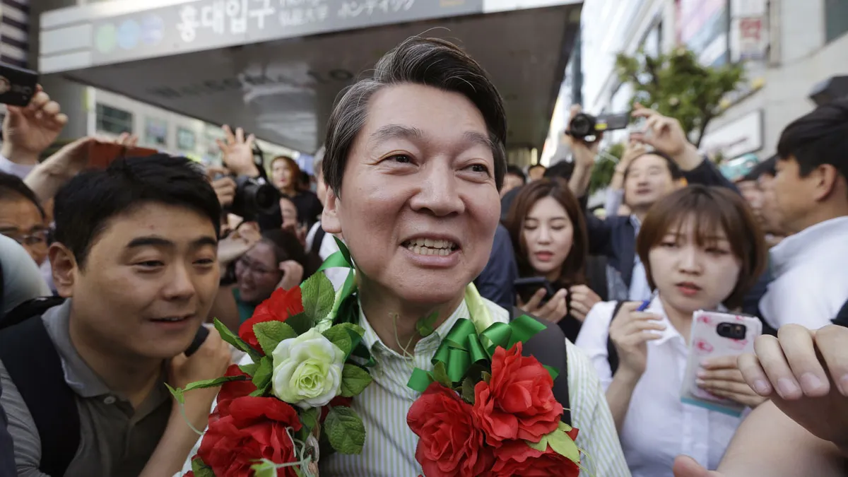 過去10年安哲秀(中)的政治路走得進退失據,兩年後的南韓總統大選,他會受到命運之神的眷顧嗎?(美聯社)