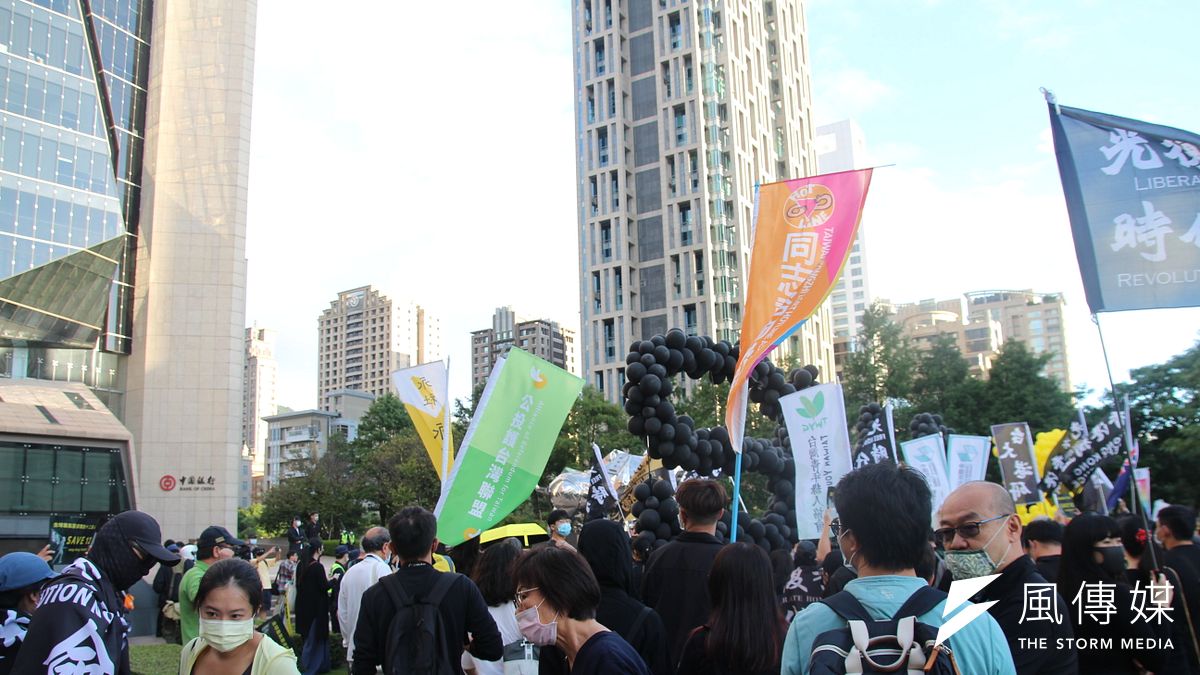 陸委會日前研議放寬港人來台,民團對此表示,若其它部會沒有跟著動起來,其實效果有限。圖為「香港邊城青年」10月在台發起撐港遊行。(資料照,黃信維攝) 陸委會日前研議放寬港人來台,民團對此表示,若其它部會沒有跟著動起來,其實效果有限。圖為「香港邊城青年」10月在台發起撐港遊行。(資料照,黃信維攝)