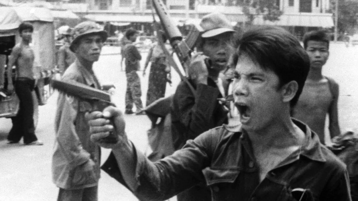 1975年「赤柬」(Khmer Rouge)士兵逼金邊城市居民遷移到農村。(AP )
