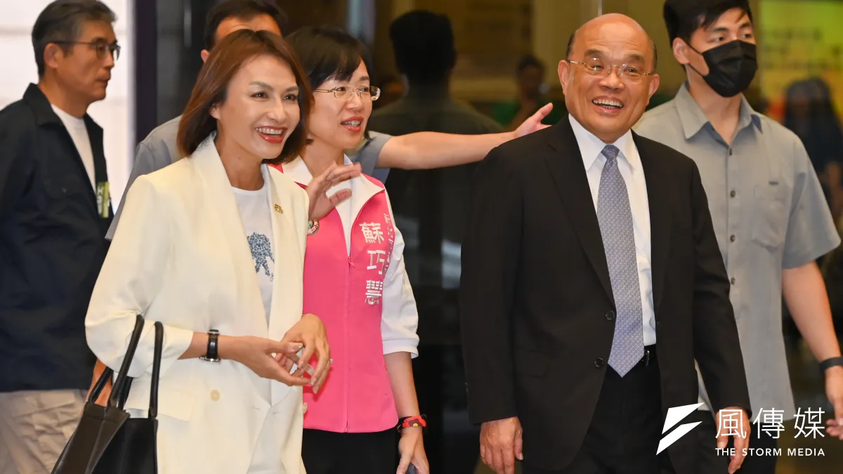 立委邱議瑩(左)、蘇巧慧(中),與前行政院長蘇貞昌(右)的連線,其後隱藏派系爭奪新北、高雄市長提名的角力。(陳昱凱攝)