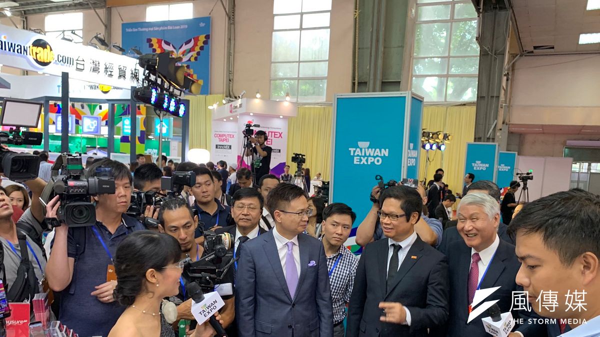 經濟部、外貿協會今日首度於越南河內舉辦台灣形象展,貿協董事長黃志芳與越南商工總會主席武進祿均出席活動。(尹俞歡攝) 經濟部、外貿協會今日首度於越南河內舉辦台灣形象展,貿協董事長黃志芳與越南商工總會主席武進祿均出席活動。(尹俞歡攝)