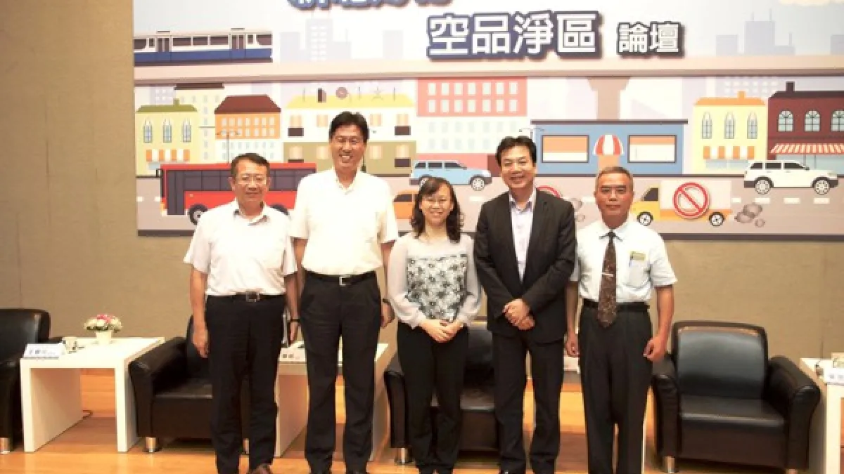 「新北好行、空品淨區」論壇與會貴賓合影。左至右為交大管理學院運輸與物流管理學系副教授王晉元、交通局長王聲威、中研院環境變遷研究中心博士龍世俊、環保局長劉和然、車測中心副總經理崔金童。(圖/新北市政府環境保護局提供)