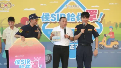 道安大學長侯Sir登場帶來大型「交通安全御守」,希望同學們注意用路安全。 (圖/新北市新聞局提供)