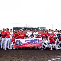新北凱撒とオリックスが記念撮影。(写真/丁勤紜撮影) 新北凱撒とオリックスが記念撮影。(写真/丁勤紜撮影)