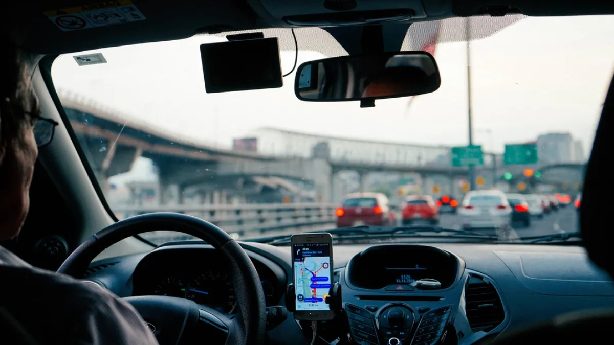 作者指出,Uber 與Lyft 之戰,猶如新力量經濟中的可口可樂與百事可樂之戰。