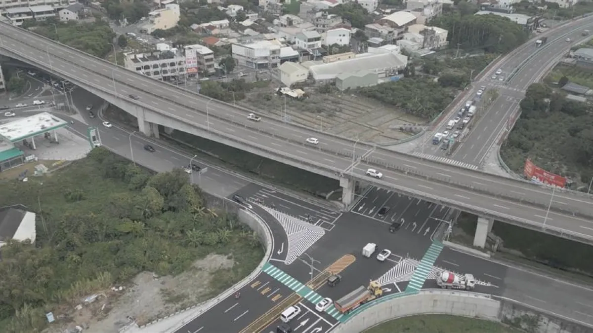 國慶日3天連假車潮大,彰化縣警察局運用「空拍機」,即時傳回重要幹道與熱門景點的車流密度,進行「空陸聯合交通疏導」。(圖/彰化縣政府)