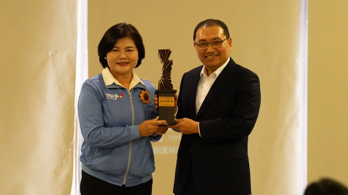 張縣長致贈國寶級張敬大師作品予侯市長。(圖/新北市政府城鄉發展局)