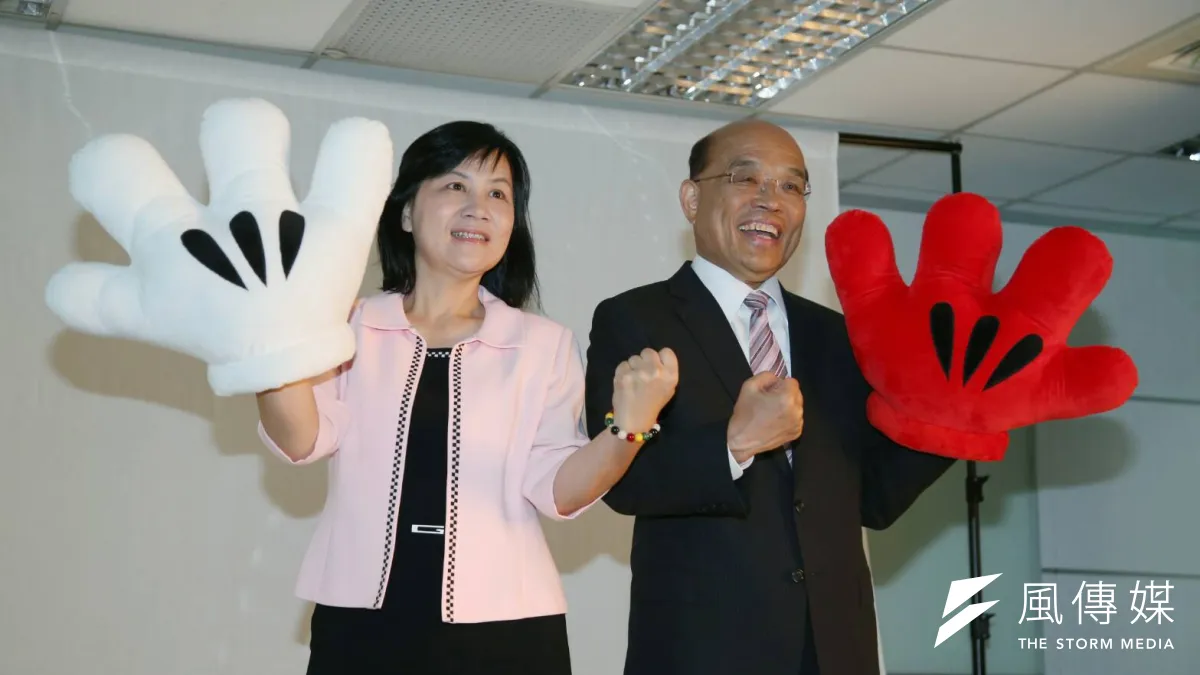 20180523-民進黨新北市長參選人蘇貞昌與民進黨新北市議員候選人合拍定裝照。(陳明仁攝)