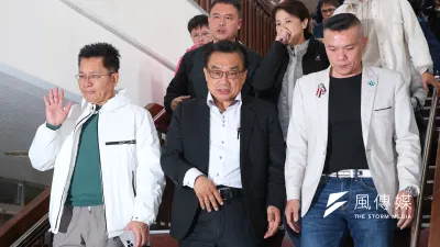 20241229-民眾黨立委吳春城(左一)、林國成(中)等人29日於諭知後步出法庭。(顏麟宇攝)