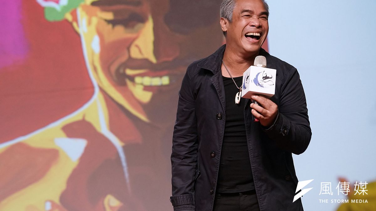 生於花蓮玉里的優席夫.卡照如今已經是國際赫赫有名的藝術家,他的畫作大紅大綠,色塊使用鮮明,正是取自阿美族傳統美學。(盧逸峰攝) 生於花蓮玉里的優席夫.卡照如今已經是國際赫赫有名的藝術家,他的畫作大紅大綠,色塊使用鮮明,正是取自阿美族傳統美學。(盧逸峰攝)