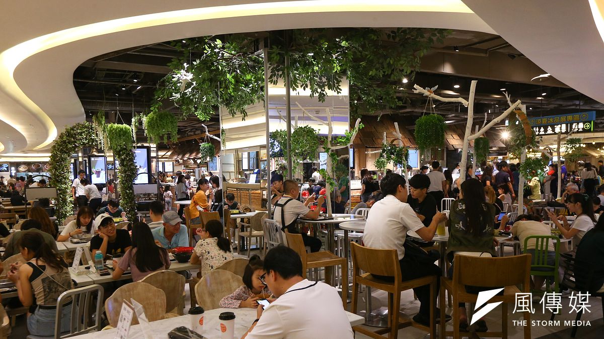 經濟部29日端出15億元「內需型商家內需輔導方案」。從10月起至年底為止,政府將將與國內行動支付業者合作,推出最高20%現金折抵與紅利點數回饋,鼓勵消費者購物。(資料照,顏麟宇攝) 經濟部29日端出15億元「內需型商家內需輔導方案」。從10月起至年底為止,政府將將與國內行動支付業者合作,推出最高20%現金折抵與紅利點數回饋,鼓勵消費者購物。(資料照,顏麟宇攝)