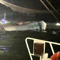 犠牲となった地上職員は男性で、40代と30代であった。40代の車両運転者は北大嶼山病院に搬送され救助されるも、午前6時26分に死亡が確認された。もう1人の若い職員は午前5時55分に現場で死亡が確認された。(画像/X提供) 犠牲となった地上職員は男性で、40代と30代であった。40代の車両運転者は北大嶼山病院に搬送され救助されるも、午前6時26分に死亡が確認された。もう1人の若い職員は午前5時55分に現場で死亡が確認された。(画像/X提供)