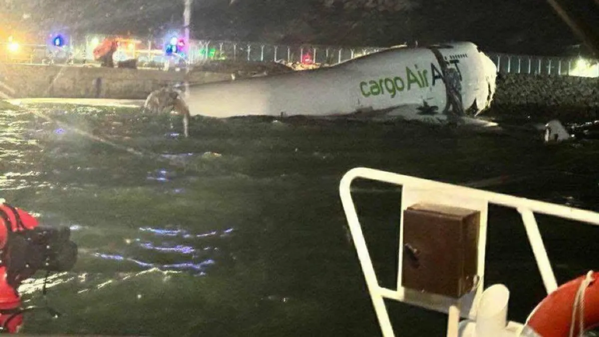 犠牲となった地上職員は男性で、40代と30代であった。40代の車両運転者は北大嶼山病院に搬送され救助されるも、午前6時26分に死亡が確認された。もう1人の若い職員は午前5時55分に現場で死亡が確認された。(画像/X提供) 犠牲となった地上職員は男性で、40代と30代であった。40代の車両運転者は北大嶼山病院に搬送され救助されるも、午前6時26分に死亡が確認された。もう1人の若い職員は午前5時55分に現場で死亡が確認された。(画像/X提供)