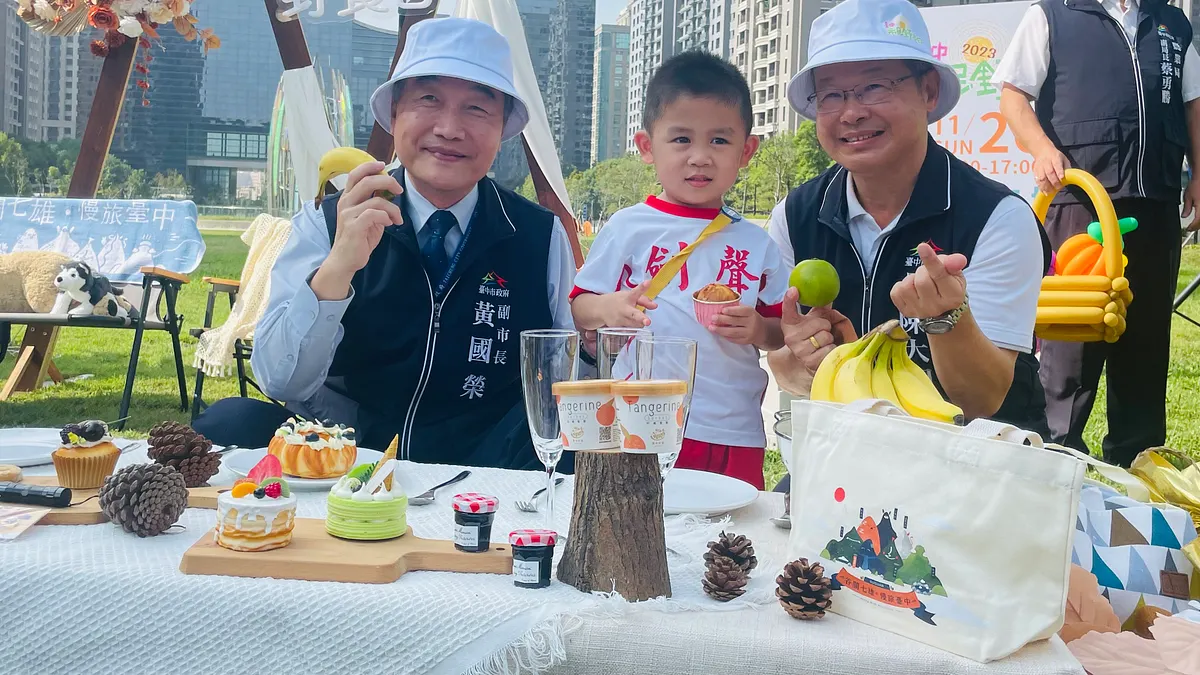 台中市民野餐日活動在 10/20 舉行宣告記者會,台中市黃國榮副市長與建設局陳大田局長同小朋友輕鬆享受野餐樂趣。(圖/台中市政府) 台中市民野餐日活動在 10/20 舉行宣告記者會,台中市黃國榮副市長與建設局陳大田局長同小朋友輕鬆享受野餐樂趣。(圖/台中市政府)