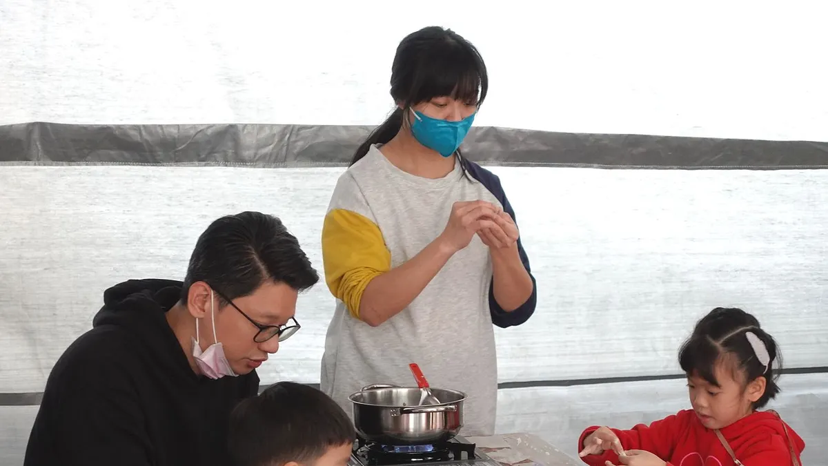 大小朋友體驗五色湯圓製作DIY,歡慶天穿日。(圖/新北市客家局提供) 大小朋友體驗五色湯圓製作DIY,歡慶天穿日。(圖/新北市客家局提供)