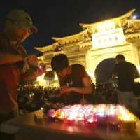 2020年6月4日,台北民眾在中正紀念堂的自由廣場上悼念六四天安門事件31週年。(美聯社) 2020年6月4日,台北民眾在中正紀念堂的自由廣場上悼念六四天安門事件31週年。(美聯社)
