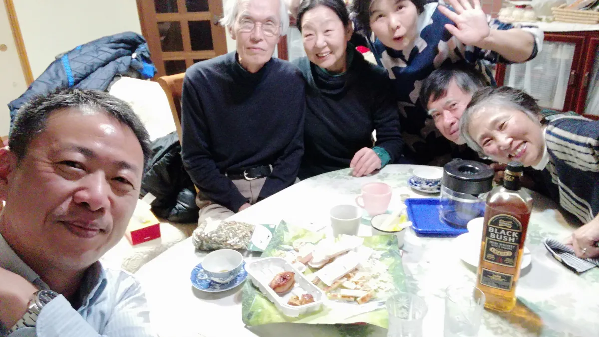 日本home爸鷹觜先生熱情招待台灣記者,請來友人佐內夫妻、杉尾女士一起開趴。(圖/潘彥瑞攝,想想論壇提供)