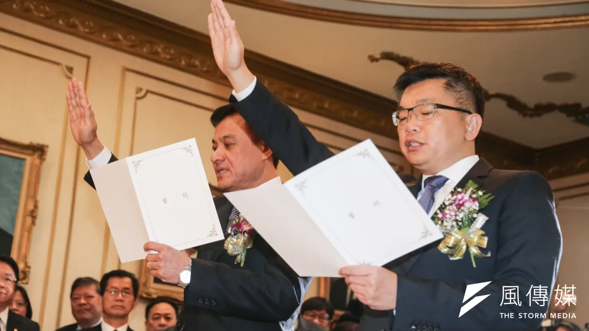 蘇嘉全(左)與蔡其昌於下午宣誓就任新任國會正副議長,蘇嘉全隨後發表就職演說,緊扣國會改革與全民參與等議題。(陳明仁攝)