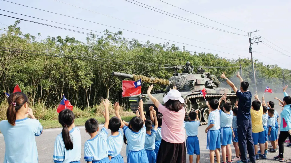 國軍本周進行第4季戰備周實兵演練,CM11勇虎戰車實施道路機動,沿途有國小師生為國軍加油打氣。(國軍第4作戰區提供)