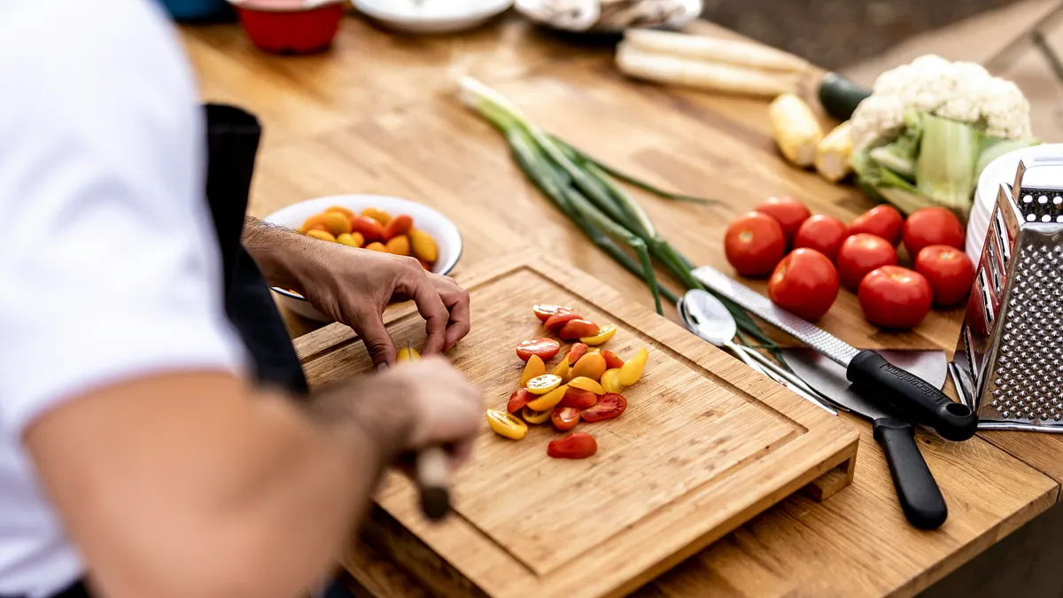 不只教你「做得好吃」,更帶你用一本書,感受「和食文化」的深厚底蘊! 無論是「一湯三菜」的搭配原則、高湯與米飯的製作、刀工與火候的細節, 還是季節食材的選用、節慶菜單的規劃, 帶你體會和食料理中的款待之心與餐桌儀式感。(示意圖/取自unsplash) 不只教你「做得好吃」,更帶你用一本書,感受「和食文化」的深厚底蘊! 無論是「一湯三菜」的搭配原則、高湯與米飯的製作、刀工與火候的細節, 還是季節食材的選用、節慶菜單的規劃, 帶你體會和食料理中的款待之心與餐桌儀式感。(示意圖/取自unsplash)