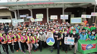 台南市環保局及歸仁區公所聯合辦理環境清潔日活動,台南市長黃偉哲到場慰勞環保志義工及救國團志工照亮歸仁街道。(圖/台南市府提供)