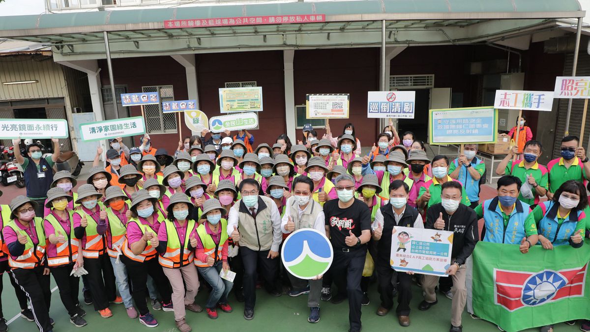 台南市環保局及歸仁區公所聯合辦理環境清潔日活動,台南市長黃偉哲到場慰勞環保志義工及救國團志工照亮歸仁街道。(圖/台南市府提供) 台南市環保局及歸仁區公所聯合辦理環境清潔日活動,台南市長黃偉哲到場慰勞環保志義工及救國團志工照亮歸仁街道。(圖/台南市府提供)