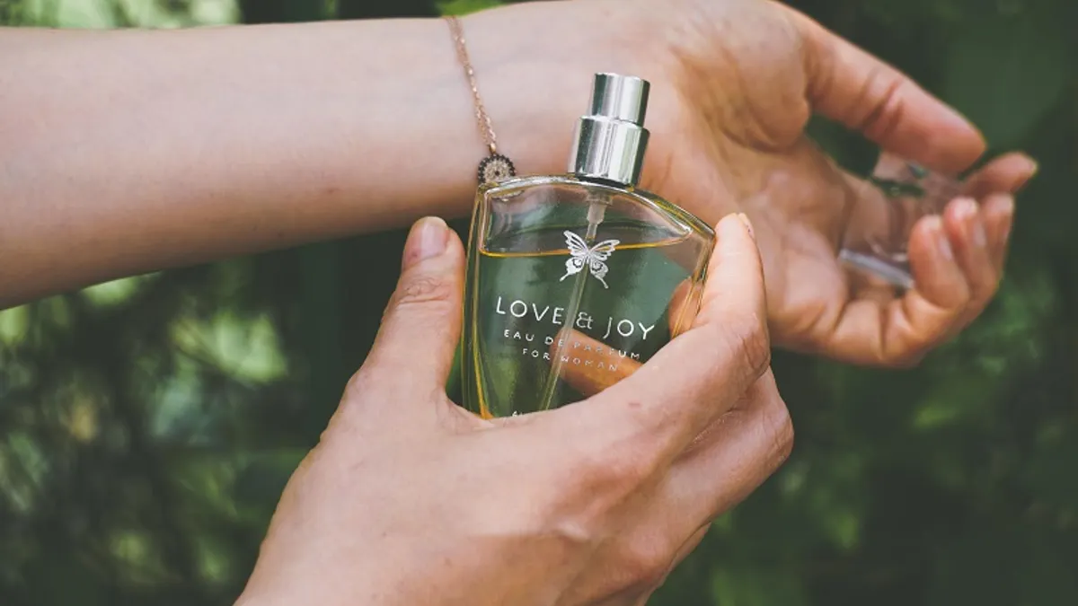 有些場合,如果你擦上香水前往,反而會使人質疑你的sense,並悄悄給人留下膚淺的不良印象。(圖/unsplash) 有些場合,如果你擦上香水前往,反而會使人質疑你的sense,並悄悄給人留下膚淺的不良印象。(圖/unsplash)