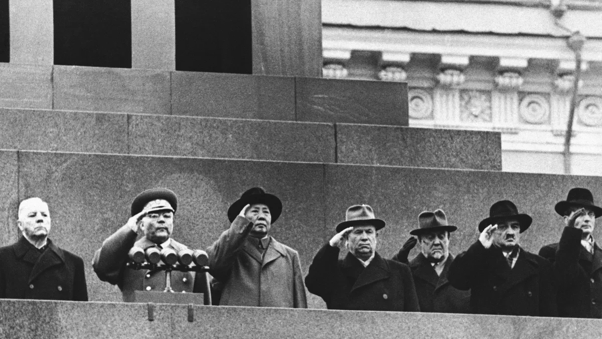 中共的成立,蘇聯功不可沒。圖為1957年,毛澤東與一排蘇聯領導人站在列寧墓上向紅場遊行軍隊致。(資料照,AP)