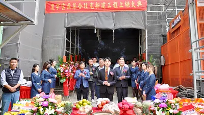 「泉宇雲鼎」隆重舉辦上樑大典,由泉宇建設特助賴建廷(中)主持,張永明建築師(前排左一)、萬淂富事業龍建人總經理親臨參與(前排右一)應邀共襄盛舉。(圖/泉宇建設提供)