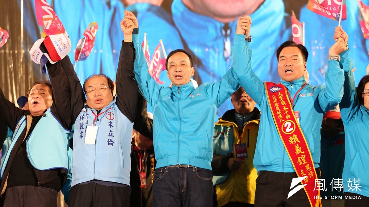 國民黨總統參選人朱立倫15日在選前之夜在台中造勢晚會強力催票,呼籲選民不要把自己對國民黨的怨氣,讓台灣變成出氣筒。(丁志寬攝) 國民黨總統參選人朱立倫15日在選前之夜在台中造勢晚會強力催票,呼籲選民不要把自己對國民黨的怨氣,讓台灣變成出氣筒。(丁志寬攝)